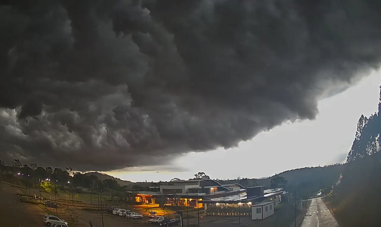 a imagem mostra o avan&ccedil;o de chuva intensa no interior de S&atilde;o Paulo